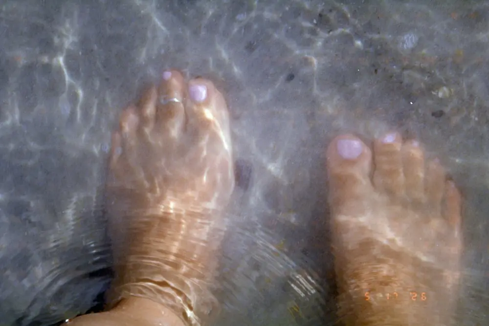 Pieds dans l'eau claire, vernis pastel